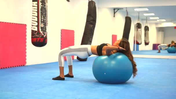 Latijn Brunette Meisje Doet Oefening Een Bal Sportschool Adominal Oefeningen — Stockvideo