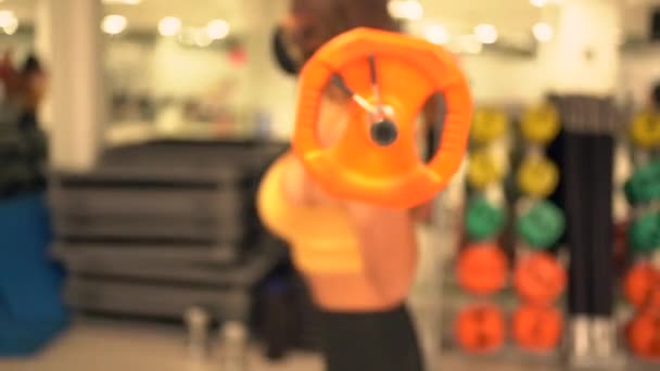 Pandemi Gym Med Nya Åtgärderna Flickor Som Tränar Vikter Med — Stockvideo