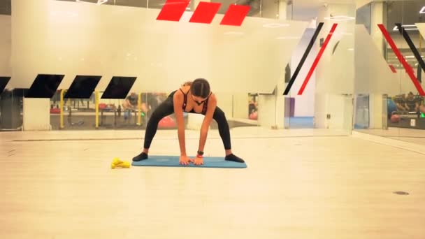 Pandemie Sportscholen Meisjes Doen Stretching Oefening Zetten Het Gezichtsmasker Sociale — Stockvideo