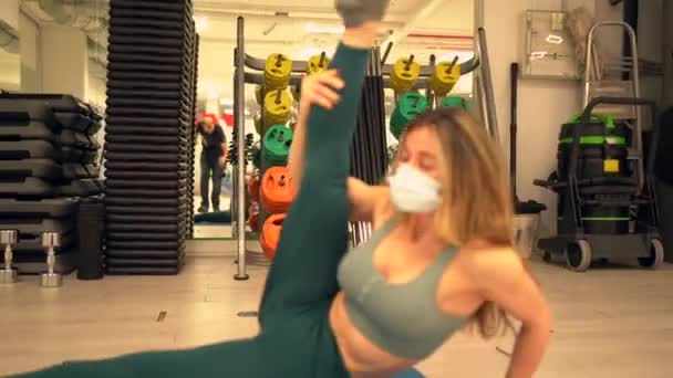 Coronavirus Pandemi Gym Flickor Tränar Sittande Smidighet Och Bär Ansiktsmask — Stockvideo