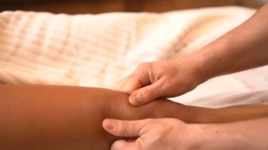 Ev masajı, Latin esmer müşteriye ayak ve dizlerinin üstünde masaj yapmak, sağlıklı bir hayat.