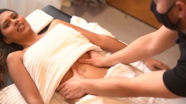Ev masajı, Latin esmer müşteriye iyileşme masajı yapmak karnına büyük özen ve sağlıklı bir yaşam.