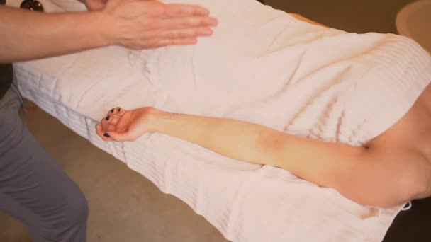Massage Hause Eine Massage Für Den Kaukasischen Kunden Mit Großer — Stockvideo