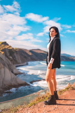 Genç bir esmer, Bask Bölgesi, Zumaia 'da bir yaz öğleden sonrasında eğleniyor. Gipuzkoa