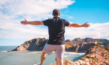 Bask ülkesi Zumaia 'da bir yaz öğleden sonrasında eğlenen genç bir adam. Gipuzkoa