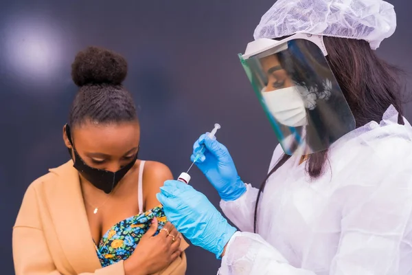 Musta Nainen Joka Saa Lääkäriltä Koronavirusrokotteen Vasta Aineet Immunisoi Väestön — kuvapankkivalokuva