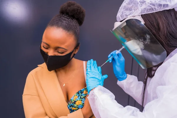 Nuori Musta Tyttö Joka Saa Lääkäriltä Koronavirusrokotteen Vasta Aineet Immunisoi — kuvapankkivalokuva
