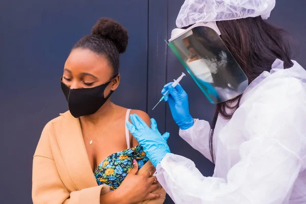 Młoda Dziewczyna Otrzymująca Szczepionkę Przeciw Koronawirusowi Lekarza Przeciwciała Uodpornia Populację — Zdjęcie stockowe