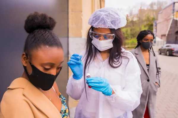 Czarna Dziewczyna Otrzymująca Szczepionkę Przeciw Koronawirusowi Lekarza Oczekującej Nią Innej — Zdjęcie stockowe
