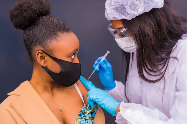 Дівчина Яка Отримує Єкцію Коронавірусної Вакцини Від Чорного Лікаря Імунізує — стокове фото