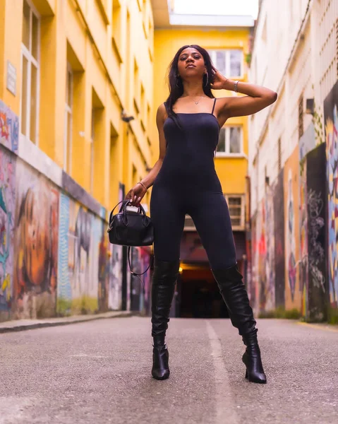 Estilo Urbano Uma Menina Negra Moda Terno Preto Botas Altas — Fotografia de Stock