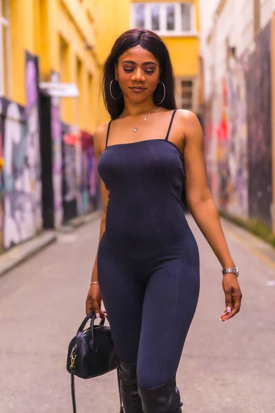 Estilo Urbano Moda Com Uma Menina Negra Africana Terno Preto — Fotografia de Stock