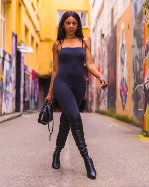 Estilo Urbano Moda Com Uma Menina Negra Africana Terno Preto — Fotografia de Stock