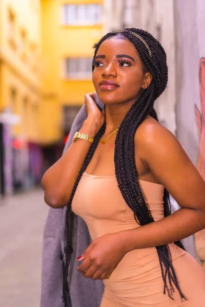 Тендітний Міський Стиль Чорною Африканською Дівчиною Сукні Кремового Кольору Міській — стокове фото