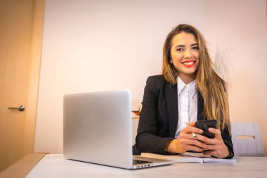 Coronavirus salgını sırasında evde çalışan genç bir beyaz finans girişimcisi,