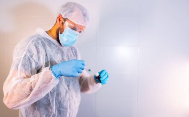 Doktor yeni onaylanmış koronavirüs aşısını hazırlıyor. Antikorlar, halkı bağışık hale getiriyor. yan etkileri, risk insanları, antikorlar, covid-19