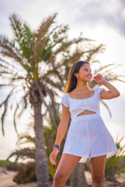 Kumsal tatilinden zevk alan genç bir esmer beyazın yaşam tarzı