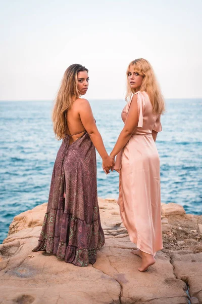 Couple Caucasian Girls Beautiful Dresses Enjoying Summer Shaking Hands Affectionate — Stock Photo, Image