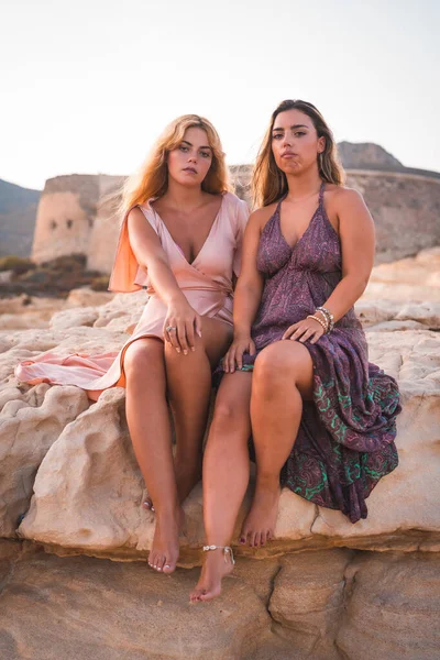 Par Chicas Caucásicas Con Vestidos Rosas Verano Playa Junto Mar —  Fotos de Stock