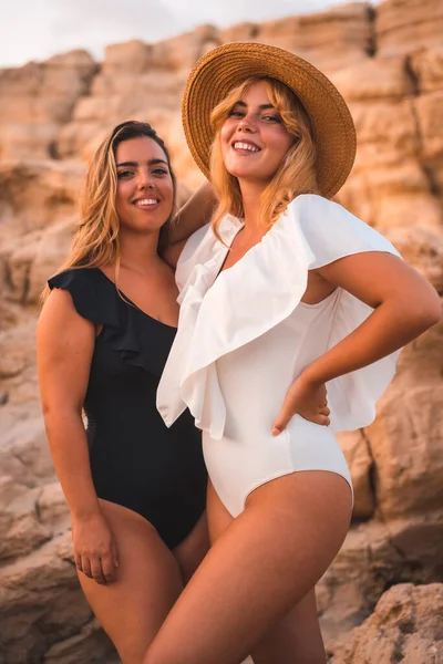 Τρόπος Ζωής Δύο Καυκάσιων Λεσβιών Κοριτσιών Ποζάρουν Στην Παραλία Καλοκαίρι — Φωτογραφία Αρχείου