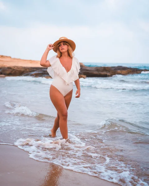 Lifestyle Blonde Caucasian Girl White Swimsuit Enjoying Summer Enjoying Seashore — Stock Photo, Image