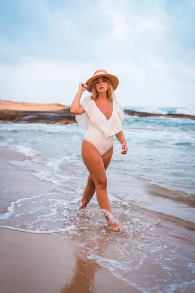 Lifestyle Blonde Caucasian Girl White Swimsuit Enjoying Summer Enjoying Seashore — Stock Photo, Image