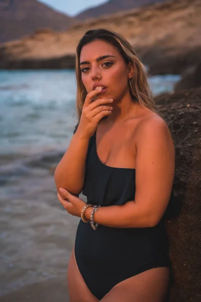 Estilo Vida Uma Menina Loira Caucasiana Maiô Preto Lado Uma — Fotografia de Stock