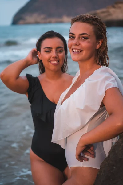 Životní Styl Páru Lesbických Bělošek Pláži Létě Bidýlku Vylézání Vody — Stock fotografie