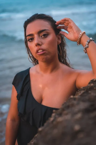 Estilo Vida Uma Menina Loira Caucasiana Maiô Preto Sorrindo Depois — Fotografia de Stock