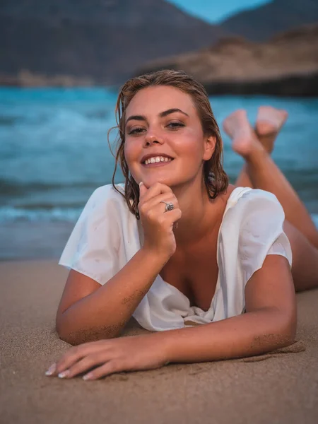 Stile Vita Una Ragazza Caucasica Bionda Costume Bagno Bianco Sorridendo — Foto Stock