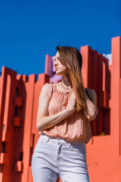 색깔의 셔츠와 바지를 코카서스 여성의 라이프 스타일 유색인 — 스톡 사진