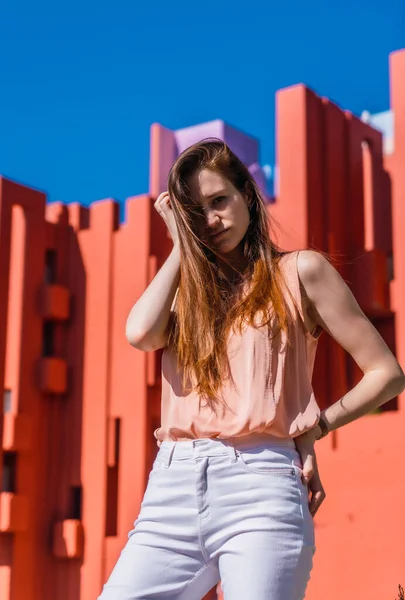 Estilo Vida Uma Jovem Mulher Caucasiana Uma Camisa Colorida Salmão — Fotografia de Stock