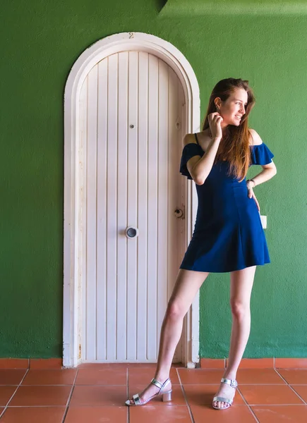 Estilo Vida Uma Jovem Caucasiana Ruiva Vestido Azul Verão Empoleirado — Fotografia de Stock