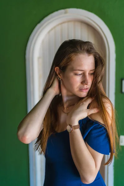 Estilo Vida Uma Jovem Caucasiana Ruiva Vestido Azul Verão Empoleirado — Fotografia de Stock