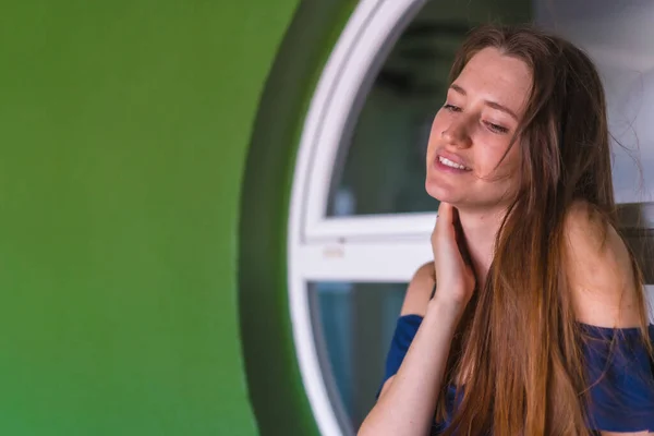 Uma Jovem Mulher Branca Ruiva Bonita Sorridente Sentada Vestido Azul — Fotografia de Stock