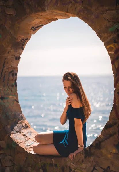 Estilo Vida Uma Jovem Branca Ruiva Bonita Sentada Vestido Azul — Fotografia de Stock