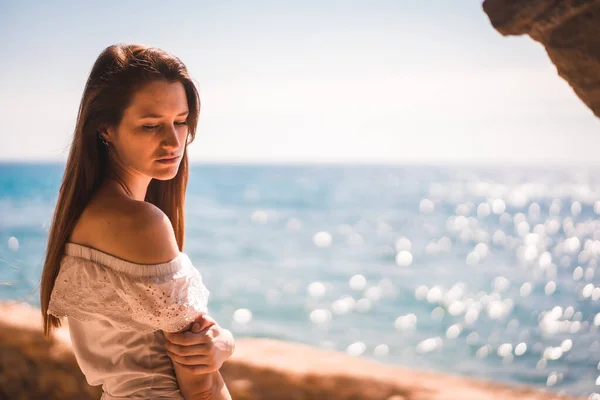 Lifestyle Van Een Jong Roodharig Blank Meisje Gekleed Het Wit — Stockfoto