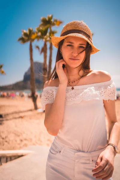 발렌시아의 해변에 모자를 백인붉은 스페인 지중해에서 여름을 즐기는 — 스톡 사진