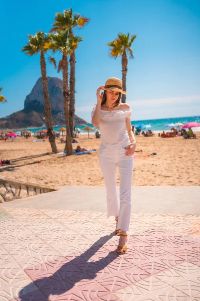 Caucasiano Ruivo Vestido Branco Com Chapéu Palha Cidade Calpe Valência — Fotografia de Stock