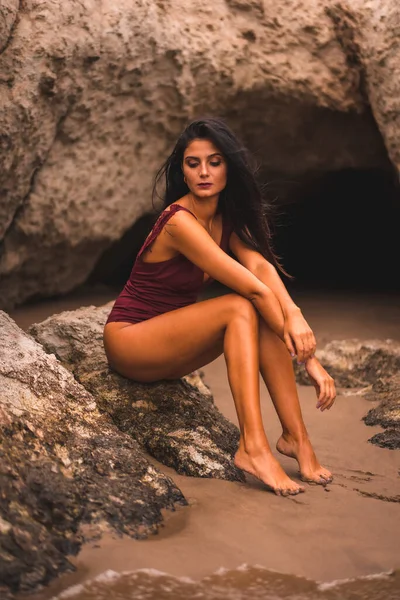 Estilo Vida Uma Mulher Morena Caucasiana Com Maiô Marrom Sentado — Fotografia de Stock