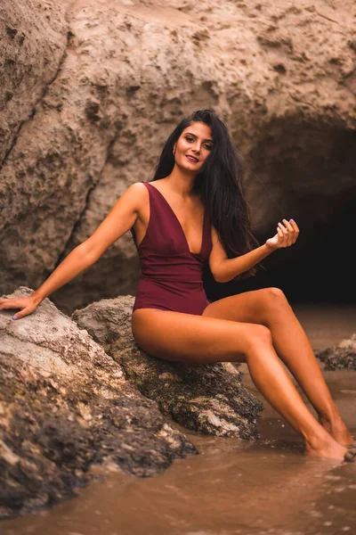 Estilo Vida Uma Mulher Morena Caucasiana Com Maiô Marrom Sentado — Fotografia de Stock