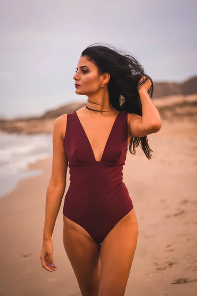 Uma Jovem Morena Caucasiana Com Maiô Marrom Andando Praia Cabo — Fotografia de Stock