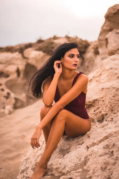 Uma Jovem Morena Caucasiana Fato Banho Maroon Sentada Praia Cabo — Fotografia de Stock