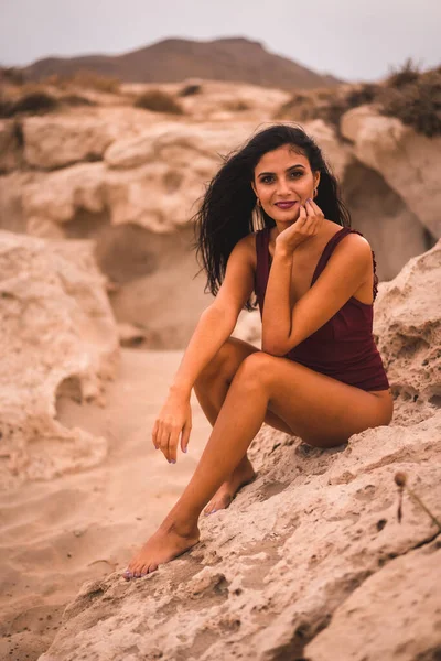 Uma Jovem Morena Caucasiana Fato Banho Maroon Senta Sorrindo Praia — Fotografia de Stock
