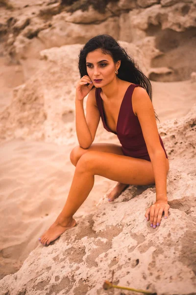 Morena Caucasiana Maiô Marrom Sentada Sorrindo Praia Cabo Gata Nijar — Fotografia de Stock