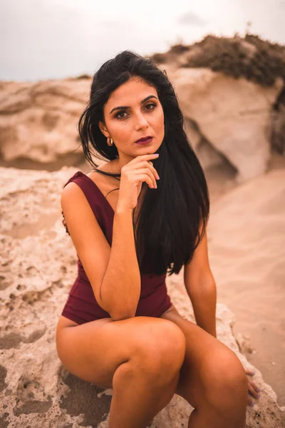 Morena Caucasiana Maiô Marrom Sentada Praia Cabo Gata Nijar Andaluzia — Fotografia de Stock