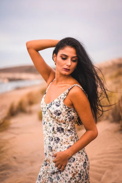 Una Morena Caucásica Vestido Flores Blancas Arena Playa Foto Vertical — Foto de Stock