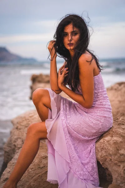 Портрет Молодої Жінки Брюнетки Рожевій Сукні Пляжі Розважаючись Біля Моря — стокове фото