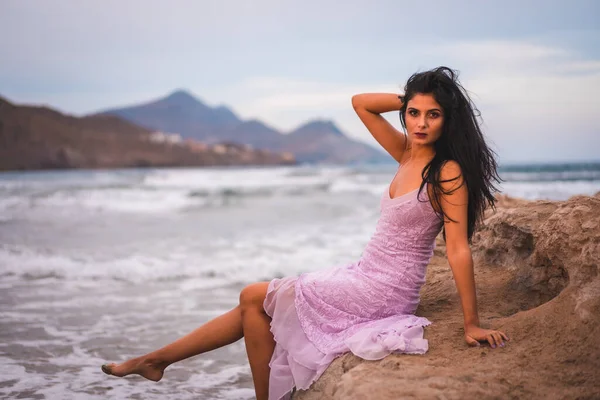 Портрет Молодої Жінки Брюнетки Рожевій Сукні Пляжі Біля Моря Кабо — стокове фото