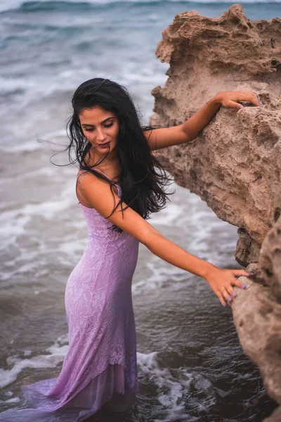 Morena Caucasiana Com Vestido Pano Rosa Praia Dentro Mar Cabo — Fotografia de Stock